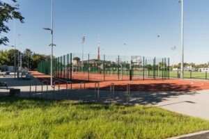 Rīgā uzbūvēts jauns daudzfunkcionāls sporta laukums