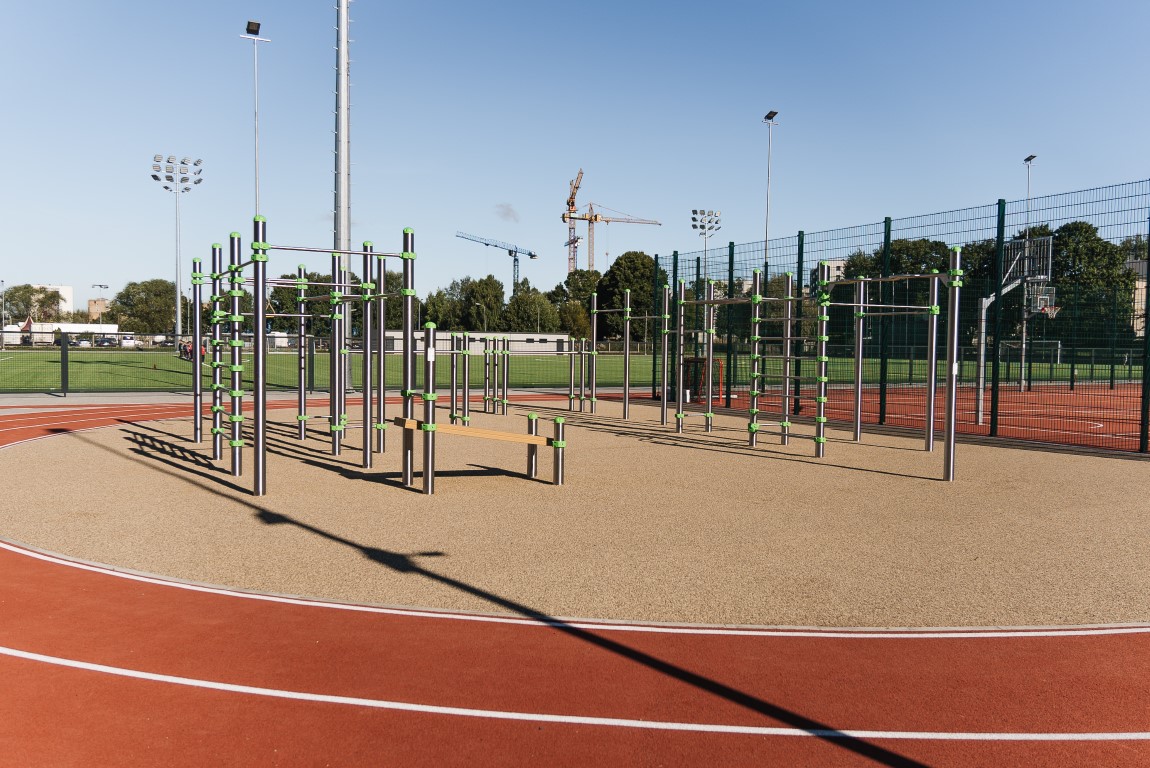Rīgā uzbūvēts jauns daudzfunkcionāls sporta laukums