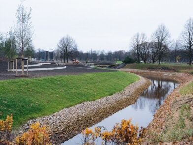 Uzvaras parkā iedzīvotāji vēlas redzēt kafejnīcu zonu, spēka trenažierus un košumkrūmus