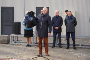 Rīgas Zolitūdes ģimnāzijā atklāts multifunkcionāls sporta laukums