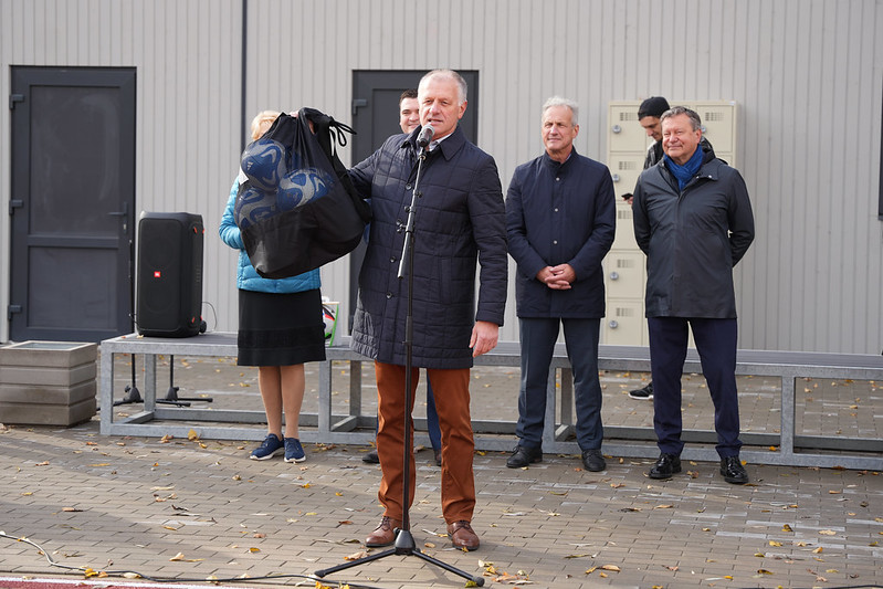 Rīgas Zolitūdes ģimnāzijā atklāts multifunkcionāls sporta laukums