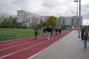 Rīgas Zolitūdes ģimnāzijā atklāts multifunkcionāls sporta laukums
