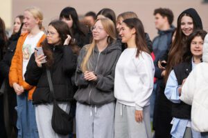 Rīgas Zolitūdes ģimnāzijā atklāts multifunkcionāls sporta laukums