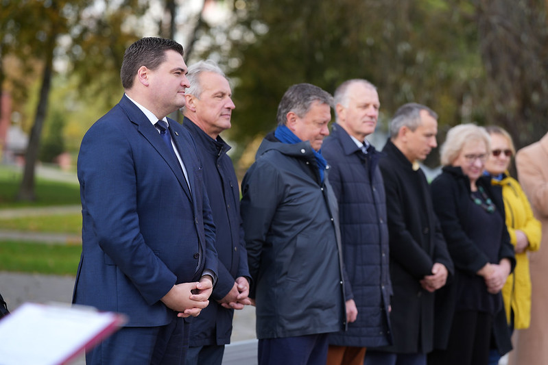 Rīgas Zolitūdes ģimnāzijā atklāts multifunkcionāls sporta laukums