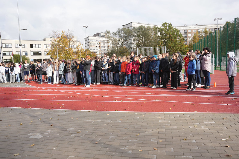 Rīgas Zolitūdes ģimnāzijā atklāts multifunkcionāls sporta laukums