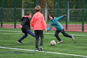 Rīgas Zolitūdes ģimnāzijā atklāts multifunkcionāls sporta laukums