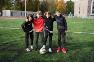 Rīgas Zolitūdes ģimnāzijā atklāts multifunkcionāls sporta laukums