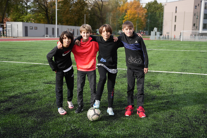 Rīgas Zolitūdes ģimnāzijā atklāts multifunkcionāls sporta laukums