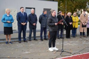 Rīgas Zolitūdes ģimnāzijā atklāts multifunkcionāls sporta laukums