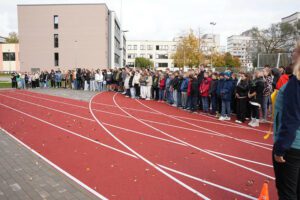 Rīgas Zolitūdes ģimnāzijā atklāts multifunkcionāls sporta laukums