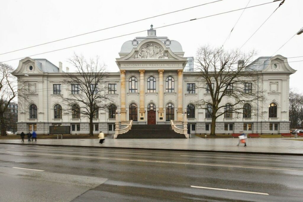 Rīgas pašvaldība atjauno Latvijas Nacionālā mākslas muzeja galvenās kāpnes