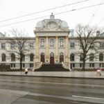 Rīgas pašvaldība atjauno Latvijas Nacionālā mākslas muzeja galvenās kāpnes