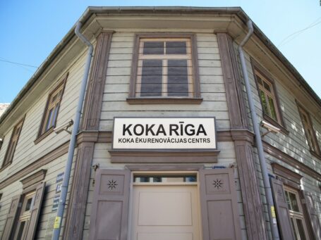 Rudenī Rīgas pašvaldība atklās restaurācijas darbnīcu “Koka Rīga” telpās