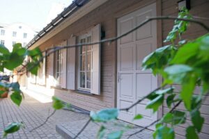 Rudenī Rīgas pašvaldība atklās restaurācijas darbnīcu “Koka Rīga” telpās