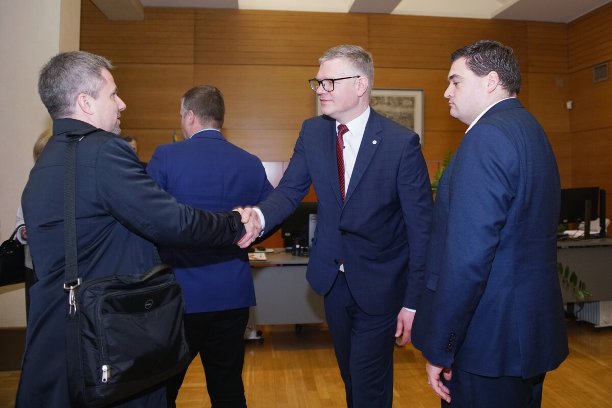 Rīgas pašvaldība rosina pēc iespējas ātrāk atrast labākos risinājumus zemes izmantošanai pie lidostas “Rīga”