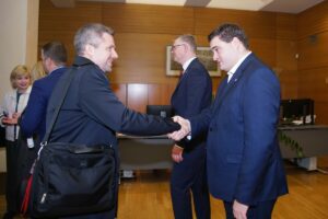 Rīgas pašvaldība rosina pēc iespējas ātrāk atrast labākos risinājumus zemes izmantošanai pie lidostas “Rīga”