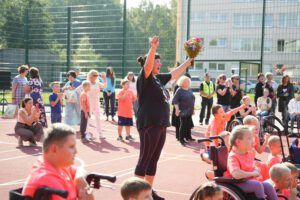 Rīgas 66.vidusskolā atklāts bērniem ar īpašām vajadzībām pielāgots sporta laukums