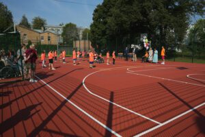 Rīgas 66.vidusskolā atklāts bērniem ar īpašām vajadzībām pielāgots sporta laukums