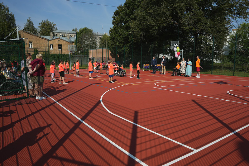 Rīgas 66.vidusskolā atklāts bērniem ar īpašām vajadzībām pielāgots sporta laukums