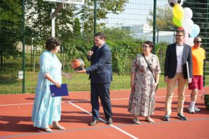 Rīgas 66.vidusskolā atklāts bērniem ar īpašām vajadzībām pielāgots sporta laukums