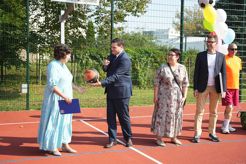 Rīgas 66.vidusskolā atklāts bērniem ar īpašām vajadzībām pielāgots sporta laukums