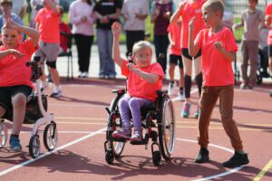 Rīgas 66.vidusskolā atklāts bērniem ar īpašām vajadzībām pielāgots sporta laukums