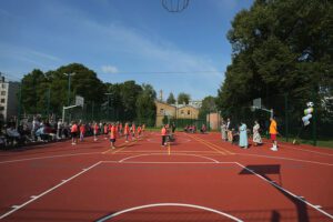 Rīgas 66.vidusskolā atklāts bērniem ar īpašām vajadzībām pielāgots sporta laukums