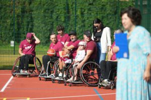 Rīgas 66.vidusskolā atklāts bērniem ar īpašām vajadzībām pielāgots sporta laukums