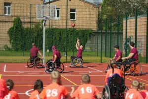 Rīgas 66.vidusskolā atklāts bērniem ar īpašām vajadzībām pielāgots sporta laukums