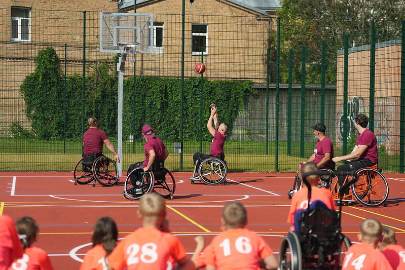 Rīgas 66.vidusskolā atklāts bērniem ar īpašām vajadzībām pielāgots sporta laukums