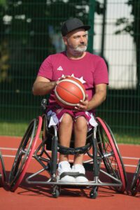 Rīgas 66.vidusskolā atklāts bērniem ar īpašām vajadzībām pielāgots sporta laukums