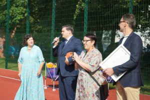 Rīgas 66.vidusskolā atklāts bērniem ar īpašām vajadzībām pielāgots sporta laukums