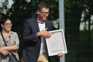 Rīgas 66.vidusskolā atklāts bērniem ar īpašām vajadzībām pielāgots sporta laukums