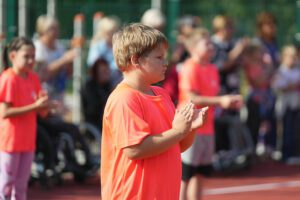 Rīgas 66.vidusskolā atklāts bērniem ar īpašām vajadzībām pielāgots sporta laukums