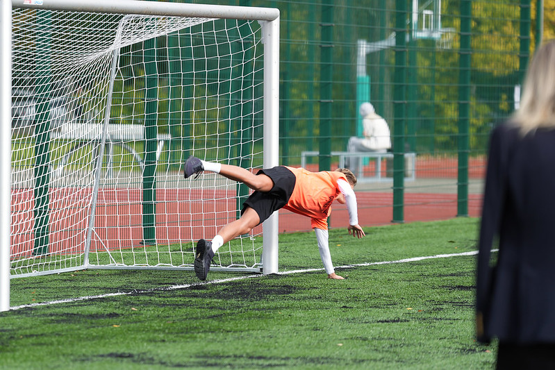 Rīgas Zolitūdes ģimnāzijā atklāts multifunkcionāls sporta laukums