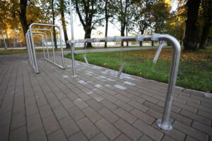 Rīgas 63. pamatskolā atklāts daudzfunkcionāls sporta laukums