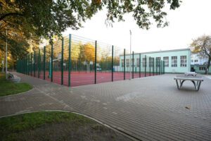 Rīgas 63. pamatskolā atklāts daudzfunkcionāls sporta laukums
