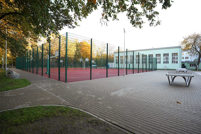 Rīgas 63. pamatskolā atklāts daudzfunkcionāls sporta laukums