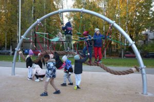 Rīgas 63. pamatskolā atklāts daudzfunkcionāls sporta laukums