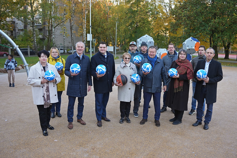 Rīgas 63. pamatskolā atklāts daudzfunkcionāls sporta laukums