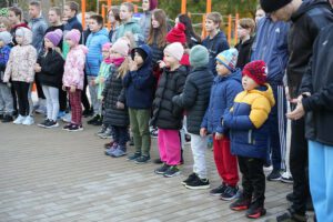 Rīgas 63. pamatskolā atklāts daudzfunkcionāls sporta laukums