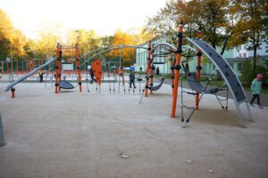 Rīgas 63. pamatskolā atklāts daudzfunkcionāls sporta laukums