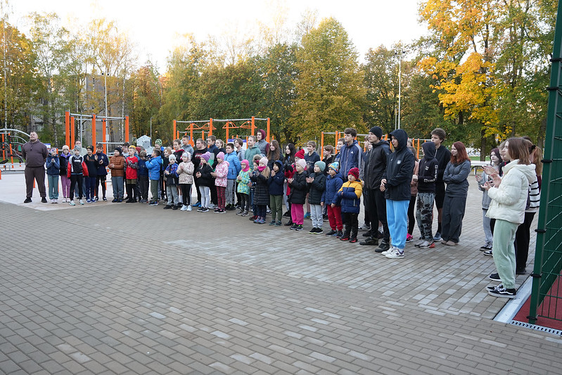Rīgas 63. pamatskolā atklāts daudzfunkcionāls sporta laukums