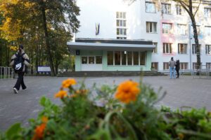 Rīgas 63. pamatskolā atklāts daudzfunkcionāls sporta laukums