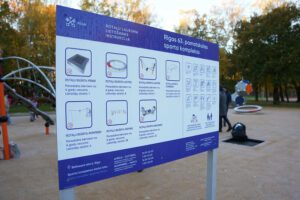 Rīgas 63. pamatskolā atklāts daudzfunkcionāls sporta laukums