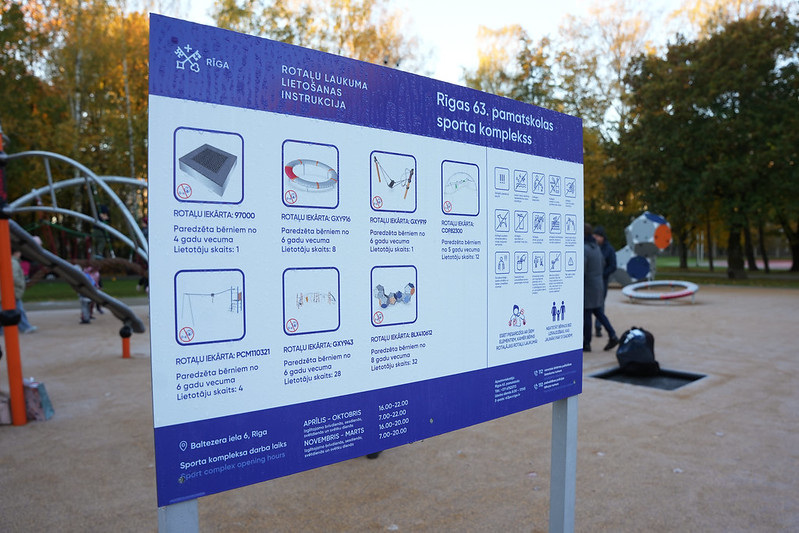 Rīgas 63. pamatskolā atklāts daudzfunkcionāls sporta laukums