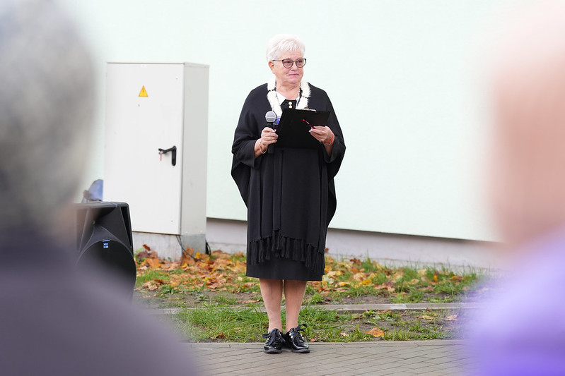 Rīgas 63. pamatskolā atklāts daudzfunkcionāls sporta laukums