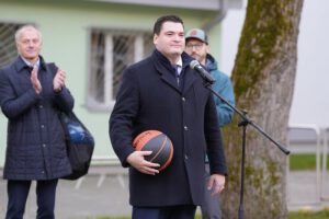 Rīgas 63. pamatskolā atklāts daudzfunkcionāls sporta laukums