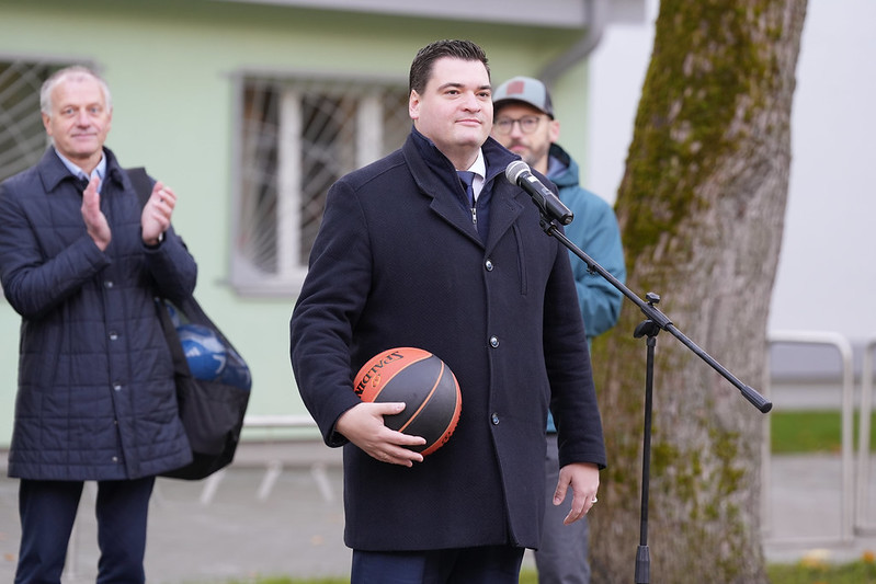 Rīgas 63. pamatskolā atklāts daudzfunkcionāls sporta laukums