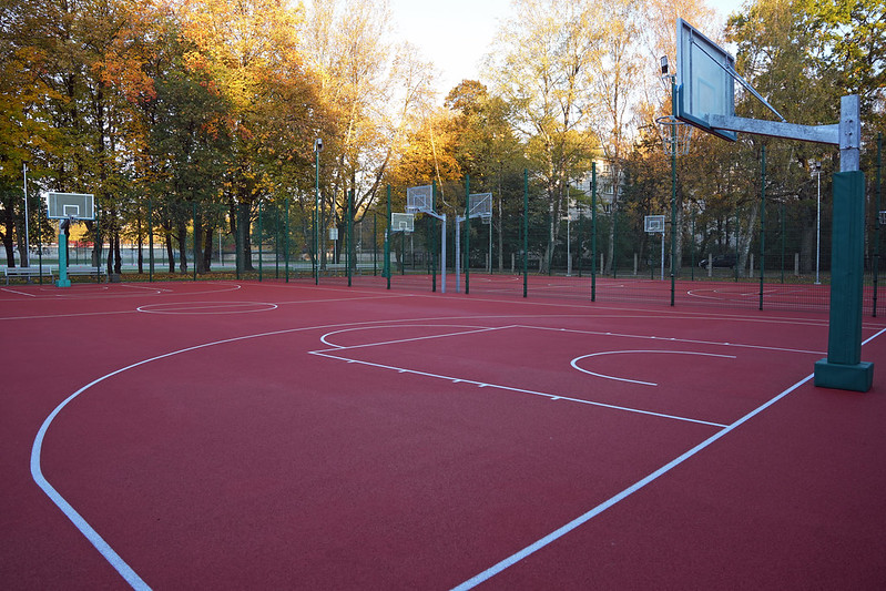 Rīgas 63. pamatskolā atklāts daudzfunkcionāls sporta laukums